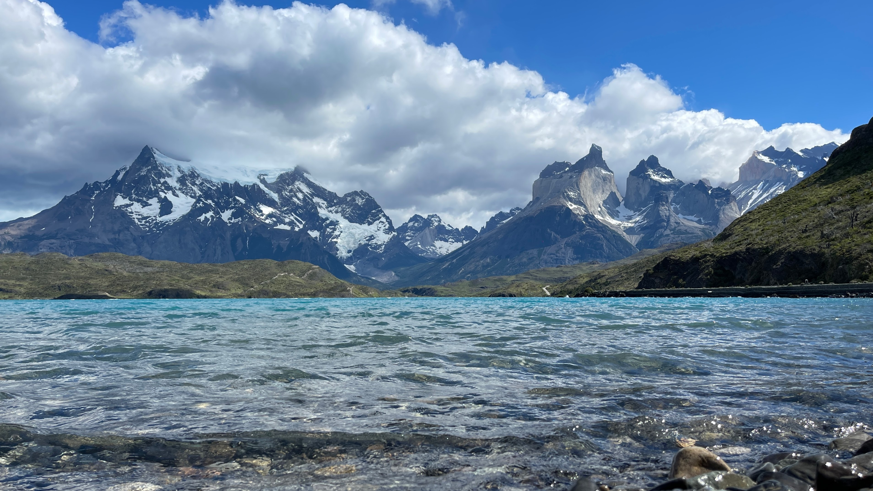 Los Cuernos del Paine sobre las aguas turquesas del lago Pehoé.